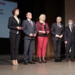 13.10.2021. Kielce. Wojewódzkie uroczystości Dnia Edukacji Narodowej. Na zdjęciu (od lewej): Iwona Dusza - nauczyciel Szkoły Podstawowej w ZPO w Krasocinie, Krzysztof Jasiowski - dyrektor ZPO w Krasocinie, Barbara Malinowska - nauczyciel w Publicznej Szkole nr 2 w Staszowie, Zbigniew Koniusz - wojewoda świętokrzyski, Kazimierz Mądzik - świętokrzyski kurator oświaty / Wiktor Taszłow / Radio Kielce