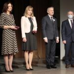 13.10.2021. Kielce. Wojewódzkie uroczystości Dnia Edukacji Narodowej. Na zdjęciu (od lewej): Magdalena Łyżwińska - nauczyciel w Specjalnym Ośrodku Szkolno - Wychowawczy w Pińczowie, Iwona Dębińska - zastępca dyrektora ZSE w Skarżysku Kamiennej, Zbigniew Koniusz - wojewoda świętokrzyski, Kazimierz Mądzik - świętokrzyski kurator oświaty / Wiktor Taszłow / Radio Kielce