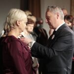 13.10.2021. Kielce. Wojewódzkie uroczystości Dnia Edukacji Narodowej. Odznaczenie wręcza Zbigniew Koniusz - wojewoda świętokrzyski / Wiktor Taszłow / Radio Kielce