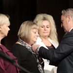 13.10.2021. Kielce. Wojewódzkie uroczystości Dnia Edukacji Narodowej. Odznaczenie wręcza Zbigniew Koniusz - wojewoda świętokrzyski / Wiktor Taszłow / Radio Kielce