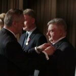 13.10.2021. Kielce. Wojewódzkie uroczystości Dnia Edukacji Narodowej. Odznaczenie wręcza Zbigniew Koniusz - wojewoda świętokrzyski / Wiktor Taszłow / Radio Kielce