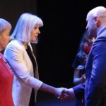 15.10.2021. Kielce. Uroczystość wręczenia odznaczeń i nagród dla pracowników oświaty z okazji Dnia Edukacji Narodowej. Odznaczenia wręcza Rafał Nowak - wicewojewoda świętokrzyski / Wiktor Taszłow / Radio Kielce