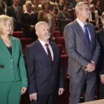 15.10.2021. Kielce. Uroczystość wręczenia odznaczeń i nagród dla pracowników oświaty z okazji Dnia Edukacji Narodowej. Na zdjęciu (od lewej): Renata Janik - wicemarszałek województwa świętokrzyskiego, Kazimierz Mądzik - świętokrzyski kurator oświaty, Bogdan Wenta - prezydent Kielc, Marcin Chłodnicki  - wiceprezydent Kielc / Wiktor Taszłow / Radio Kielce