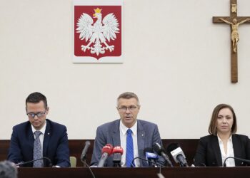 15.10.2021. Kielce. Konferencja podsumowująca Kielecki Budżet Obywatelski. Na zdjęciu (od lewej): Tomasz Porębski - rzecznik prezydenta Kielc. Bogdan Wenta - prezydent Kielc i Ewa Tyszer-Wieczorek - kierownik biura do spraw partycypacji społecznej / Wiktor Taszłow / Radio Kielce