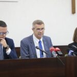 15.10.2021. Kielce. Konferencja podsumowująca Kielecki Budżet Obywatelski. Na zdjęciu (od lewej): Tomasz Porębski - rzecznik prezydenta Kielc. Bogdan Wenta - prezydent Kielc i Ewa Tyszer-Wieczorek - kierownik biura do spraw partycypacji społecznej / Wiktor Taszłow / Radio Kielce
