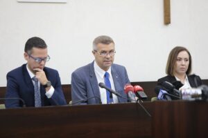 15.10.2021. Kielce. Konferencja podsumowująca Kielecki Budżet Obywatelski. Na zdjęciu (od lewej): Tomasz Porębski - rzecznik prezydenta Kielc. Bogdan Wenta - prezydent Kielc i Ewa Tyszer-Wieczorek - kierownik biura do spraw partycypacji społecznej / Wiktor Taszłow / Radio Kielce