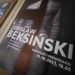 15.10.2021. Kielce. Wystawa zdjęć Zdzisława Beksińskiego w Galerii Winda / Wiktor Taszłow / Radio Kielce