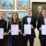 15.10.2021. Kielce. Wręczenie nagród im. Andrzeja Radka w Muzeum Lat Szkolnych Stefana Żeromskiego. Na zdjęciu (od lewej): Magdalena Waluśkiewicz, Klaudia Galasińska, Mateusz Galasiński, Tadeusz Ćwiek / Wiktor Taszłow / Radio Kielce