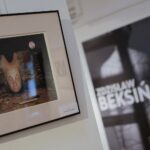 15.10.2021. Kielce. Wystawa zdjęć Zdzisława Beksińskiego w Galerii Winda / Wiktor Taszłow / Radio Kielce