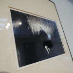 15.10.2021. Kielce. Wystawa zdjęć Zdzisława Beksińskiego w Galerii Winda / Wiktor Taszłow / Radio Kielce