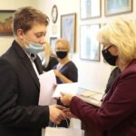 15.10.2021. Kielce. Wręczenie nagród im. Andrzeja Radka w Muzeum Lat Szkolnych Stefana Żeromskiego. Na zdjęciu (od lewej): Tadeusz Ćwiek,  Urszula Sochanek - skarbnik Towarzystwa  im. Stefana Żeromskiego / Wiktor Taszłow / Radio Kielce