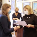 15.10.2021. Kielce. Wręczenie nagród im. Andrzeja Radka w Muzeum Lat Szkolnych Stefana Żeromskiego. Na zdjęciu (od lewej): Klaudia Galasińska, Sylwia Zacharz - przewodnicząca Towarzystwa  im. Stefana Żeromskiego / Wiktor Taszłow / Radio Kielce