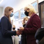 15.10.2021. Kielce. Wręczenie nagród im. Andrzeja Radka w Muzeum Lat Szkolnych Stefana Żeromskiego. Na zdjęciu (od lewej): Klaudia Galasińska, Urszula Sochanek - skarbnik Towarzystwa  im. Stefana Żeromskiego / Wiktor Taszłow / Radio Kielce