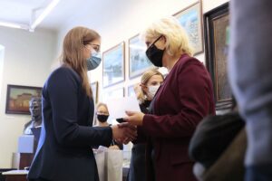 15.10.2021. Kielce. Wręczenie nagród im. Andrzeja Radka w Muzeum Lat Szkolnych Stefana Żeromskiego. Na zdjęciu (od lewej): Klaudia Galasińska, Urszula Sochanek - skarbnik Towarzystwa im. Stefana Żeromskiego / Wiktor Taszłow / Radio Kielce