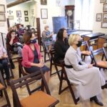 15.10.2021. Kielce. Wręczenie nagród im. Andrzeja Radka w Muzeum Lat Szkolnych Stefana Żeromskiego. Na zdjęciu (w środku od lewej): Katarzyna Nowacka - świętokrzyski wicekurator oświaty, Magdalena Kusztal - dyrektor Departamentu Kultury i Dziedzictwa Narodowego w Urzędzie Marszałkowskim Województwa Świętokrzyskiego, Magdalena Klamka - zastępca dyrektora Muzeum Narodowego / Wiktor Taszłow / Radio Kielce