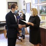 15.10.2021. Kielce. Wręczenie nagród im. Andrzeja Radka w Muzeum Lat Szkolnych Stefana Żeromskiego. Na zdjęciu (od lewej): Mateusz Galasiński, Sylwia Zacharz - przewodnicząca Towarzystwa  im. Stefana Żeromskiego / Wiktor Taszłow / Radio Kielce