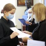 15.10.2021. Kielce. Wręczenie nagród im. Andrzeja Radka w Muzeum Lat Szkolnych Stefana Żeromskiego. Na zdjęciu (od lewej): Magdalena Waluśkiewicz, Sylwia Zacharz - przewodnicząca Towarzystwa  im. Stefana Żeromskiego / Wiktor Taszłow / Radio Kielce