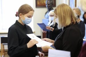 15.10.2021. Kielce. Wręczenie nagród im. Andrzeja Radka w Muzeum Lat Szkolnych Stefana Żeromskiego. Na zdjęciu (od lewej): Magdalena Waluśkiewicz, Sylwia Zacharz - przewodnicząca Towarzystwa im. Stefana Żeromskiego / Wiktor Taszłow / Radio Kielce