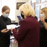 15.10.2021. Kielce. Wręczenie nagród im. Andrzeja Radka w Muzeum Lat Szkolnych Stefana Żeromskiego. Na zdjęciu (od lewej): Magdalena Waluśkiewicz,  Urszula Sochanek - skarbnik Towarzystwa  im. Stefana Żeromskiego, Sylwia Zacharz - przewodnicząca Towarzystwa  im. Stefana Żeromskiego / Wiktor Taszłow / Radio Kielce