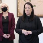 15.10.2021. Kielce. Wręczenie nagród im. Andrzeja Radka w Muzeum Lat Szkolnych Stefana Żeromskiego. Na zdjęciu (od lewej):  Urszula Sochanek - skarbnik Towarzystwa  im. Stefana Żeromskiego, Magdalena Kusztal - dyrektor Departamentu Kultury i Dziedzictwa Narodowego w Urzędzie Marszałkowskim Województwa Świętokrzyskiego / Wiktor Taszłow / Radio Kielce