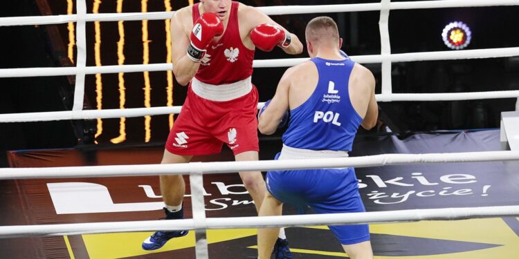 15.10.2021. Kielce. Suzuki Boxing Night 8.  Walka: Karol Pawlina (Polska) – Daniel Adamiec (Polska) / Wiktor Taszłow / Radio Kielce