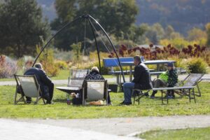 17.10.2021. Ogród Botaniczny. Piknik „Jesienią w Ogrodzie… Kwiaty, ognisko i dobra zabawa” / Wiktor Taszłow / Radio Kielce