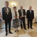 06.10.2021. Mirzec. Jubileusz długoletniego pożycia małżeńskiego. Na zdjęciu (od lewej): wójt Mirosław Seweryn, Jadwiga i Henryk Płusowie, poseł Krzysztof Lipiec / Anna Głąb / Radio Kielce