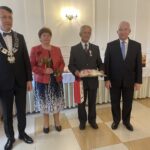 06.10.2021. Mirzec. Jubileusz długoletniego pożycia małżeńskiego. Na zdjęciu (od lewej): wójt Mirosław Seweryn, Jadwiga i Tadeusz Stępniowie, poseł Krzysztof Lipiec / Anna Głąb / Radio Kielce