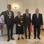 06.10.2021. Mirzec. Jubileusz długoletniego pożycia małżeńskiego. Na zdjęciu (od lewej): wójt Mirosław Seweryn, Janina i Jan Barszczowie, poseł Krzysztof Lipiec / Anna Głąb / Radio Kielce