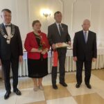 06.10.2021. Mirzec. Jubileusz długoletniego pożycia małżeńskiego. Na zdjęciu (od lewej): wójt Mirosław Seweryn, Janina i Zygmunt Rzażawscy, poseł Krzysztof Lipiec / Anna Głąb / Radio Kielce