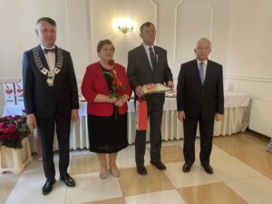 06.10.2021. Mirzec. Jubileusz długoletniego pożycia małżeńskiego. Na zdjęciu (od lewej): wójt Mirosław Seweryn, Janina i Zygmunt Rzażawscy, poseł Krzysztof Lipiec / Anna Głąb / Radio Kielce