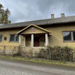 22.10.2021. Janowice. Stara szkoła, nosząca imię Jana Piwnika Ponurego / Emilia Sitarska / Radio Kielce