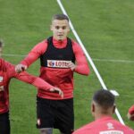 05.10.2021 Kielce. Trening reprezentacji Polski U21w piłce nożnej. Daniel Szelągowski,  wychowanek Korony Kielce (w środku) / Jarosław Kubalski / Radio Kielce