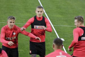 05.10.2021 Kielce. Trening reprezentacji Polski U21w piłce nożnej. Daniel Szelągowski, wychowanek Korony Kielce (w środku) / Jarosław Kubalski / Radio Kielce