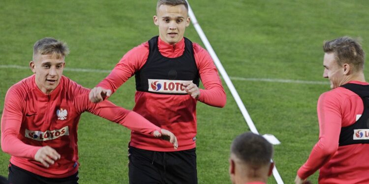 05.10.2021 Kielce. Trening reprezentacji Polski U21w piłce nożnej. Daniel Szelągowski,  wychowanek Korony Kielce (w środku) / Jarosław Kubalski / Radio Kielce