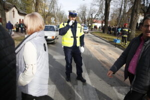 01.11.2018 Kielce. Wszystkich Świętych. Policja kieruje ruchem / Jarosław Kubalski / Radio Kielce