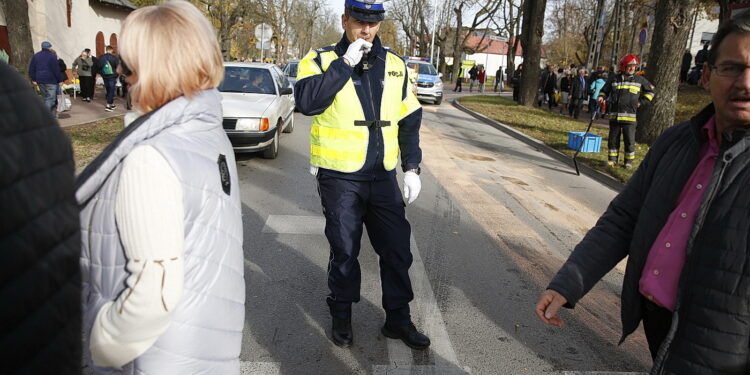 01.11.2018 Kielce. Wszystkich Świętych. Policja kieruje ruchem / Jarosław Kubalski / Radio Kielce