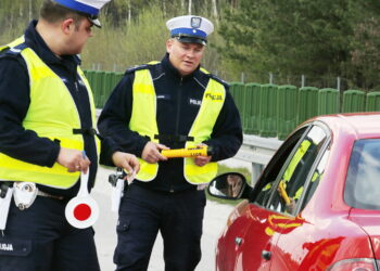 22.04.2019 Bilcza. Policja kontroluje pojazdy. Alkomat / Jarosław Kubalski / Radio Kielce