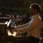 15.08.2020 Kielce. Ogród włoski Pałacu Biskupów Krakowskich. Koncert "Chopinowskie inspiracje". Przy fortepianie Kamil Pacholec / Jarosław Kubalski / Radio Kielce