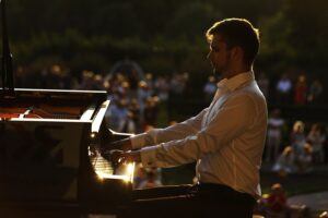 15.08.2020 Kielce. Ogród włoski Pałacu Biskupów Krakowskich. Koncert "Chopinowskie inspiracje". Przy fortepianie Kamil Pacholec / Jarosław Kubalski / Radio Kielce