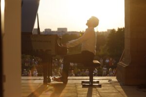 15.08.2020 Kielce. Ogród włoski Pałacu Biskupów Krakowskich. Koncert "Chopinowskie inspiracje". Przy fortepianie Kamil Pacholec / Jarosław Kubalski / Radio Kielce