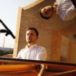 15.08.2020 Kielce. Ogród włoski Pałacu Biskupów Krakowskich. Koncert "Chopinowskie inspiracje". Przy fortepianie Kamil Pacholec / Jarosław Kubalski / Radio Kielce