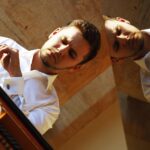 15.08.2020 Kielce. Ogród włoski Pałacu Biskupów Krakowskich. Koncert "Chopinowskie inspiracje". Przy fortepianie Kamil Pacholec / Jarosław Kubalski / Radio Kielce