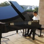 15.08.2020 Kielce. Ogród włoski Pałacu Biskupów Krakowskich. Koncert "Chopinowskie inspiracje". Przy fortepianie Kamil Pacholec / Jarosław Kubalski / Radio Kielce