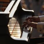 15.08.2020 Kielce. Ogród włoski Pałacu Biskupów Krakowskich. Koncert "Chopinowskie inspiracje". Przy fortepianie Kamil Pacholec / Jarosław Kubalski / Radio Kielce