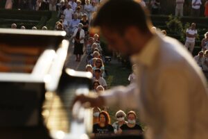 15.08.2020 Kielce. Ogród włoski Pałacu Biskupów Krakowskich. Koncert "Chopinowskie inspiracje". Przy fortepianie Kamil Pacholec / Jarosław Kubalski / Radio Kielce