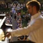 15.08.2020 Kielce. Ogród włoski Pałacu Biskupów Krakowskich. Koncert "Chopinowskie inspiracje". Przy fortepianie Kamil Pacholec / Jarosław Kubalski / Radio Kielce