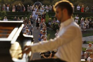 15.08.2020 Kielce. Ogród włoski Pałacu Biskupów Krakowskich. Koncert "Chopinowskie inspiracje". Przy fortepianie Kamil Pacholec / Jarosław Kubalski / Radio Kielce