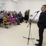 18.10.2021 Huta Nowa. Otwarcie filii Centrum Tradycji, Turystyki i Kultury Gór Świętokrzyskich w Bielinach i remizy OSP. Przemawia wójt gminy Bieliny Sławomir Kopacz / Jarosław Kubalski / Radio Kielce