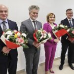 18.10.2021 Huta Nowa. Otwarcie filii Centrum Tradycji, Turystyki i Kultury Gór Świętokrzyskich w Bielinach i remizy OSP. Na zdjęciu mod lewej: wicewojewoda Rafał Nowak, senator Krzysztof Słoń, wiceminister kultury, dziedzictwa narodowego i sportu Anna Krupka i wójt gminy Bieliny Sławomir Kopacz / Jarosław Kubalski / Radio Kielce